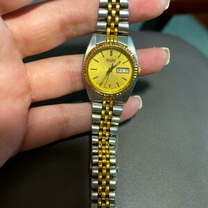 Ladies vintage original Seiko watch. Works, just needs new battery.